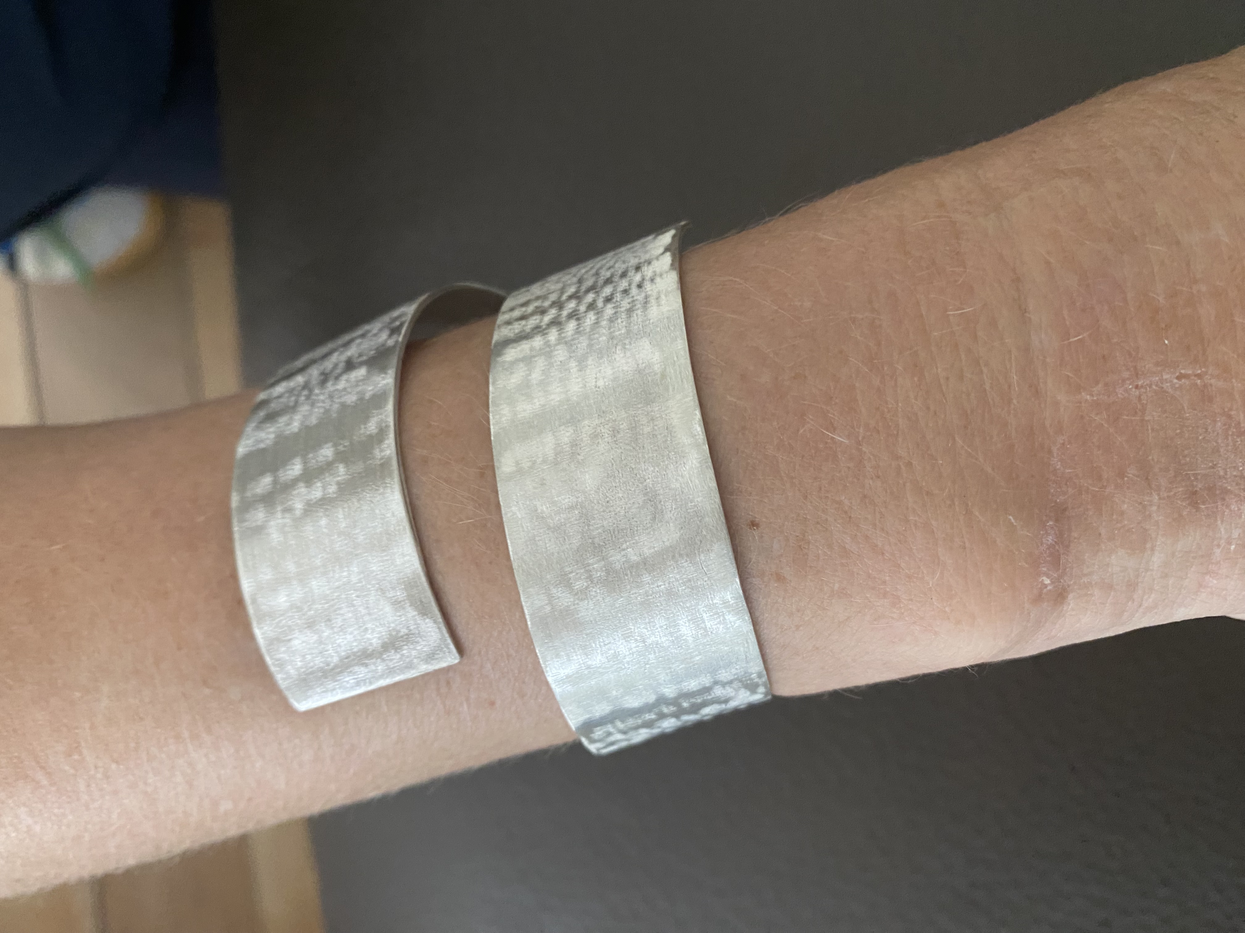 Zilveren armband met geborstelde structuur