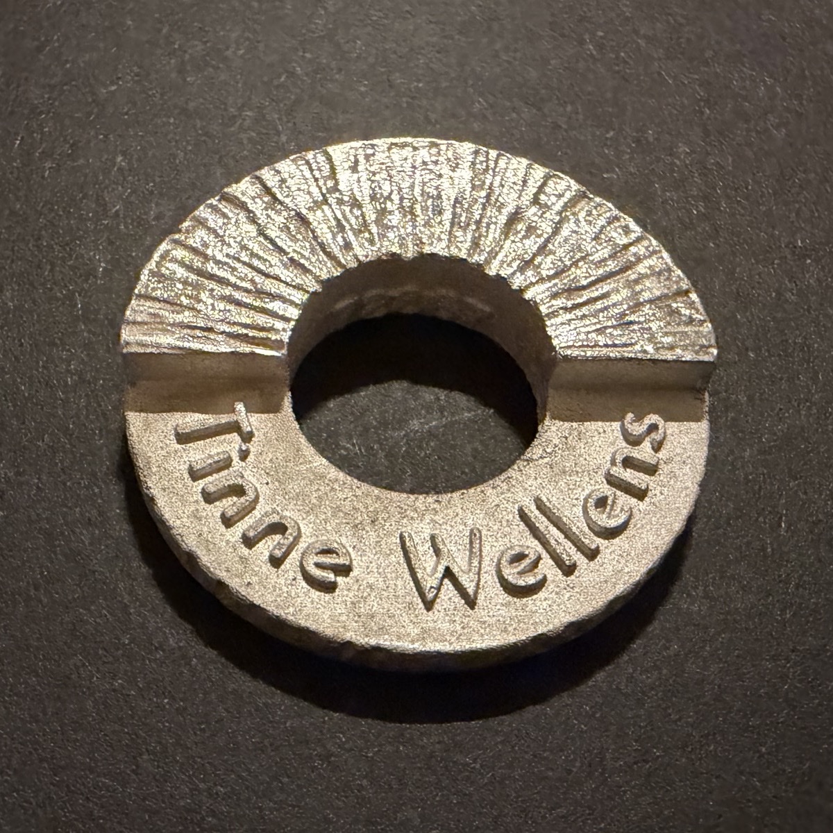 Gegoten golf marker met de naam Tinne Wellens