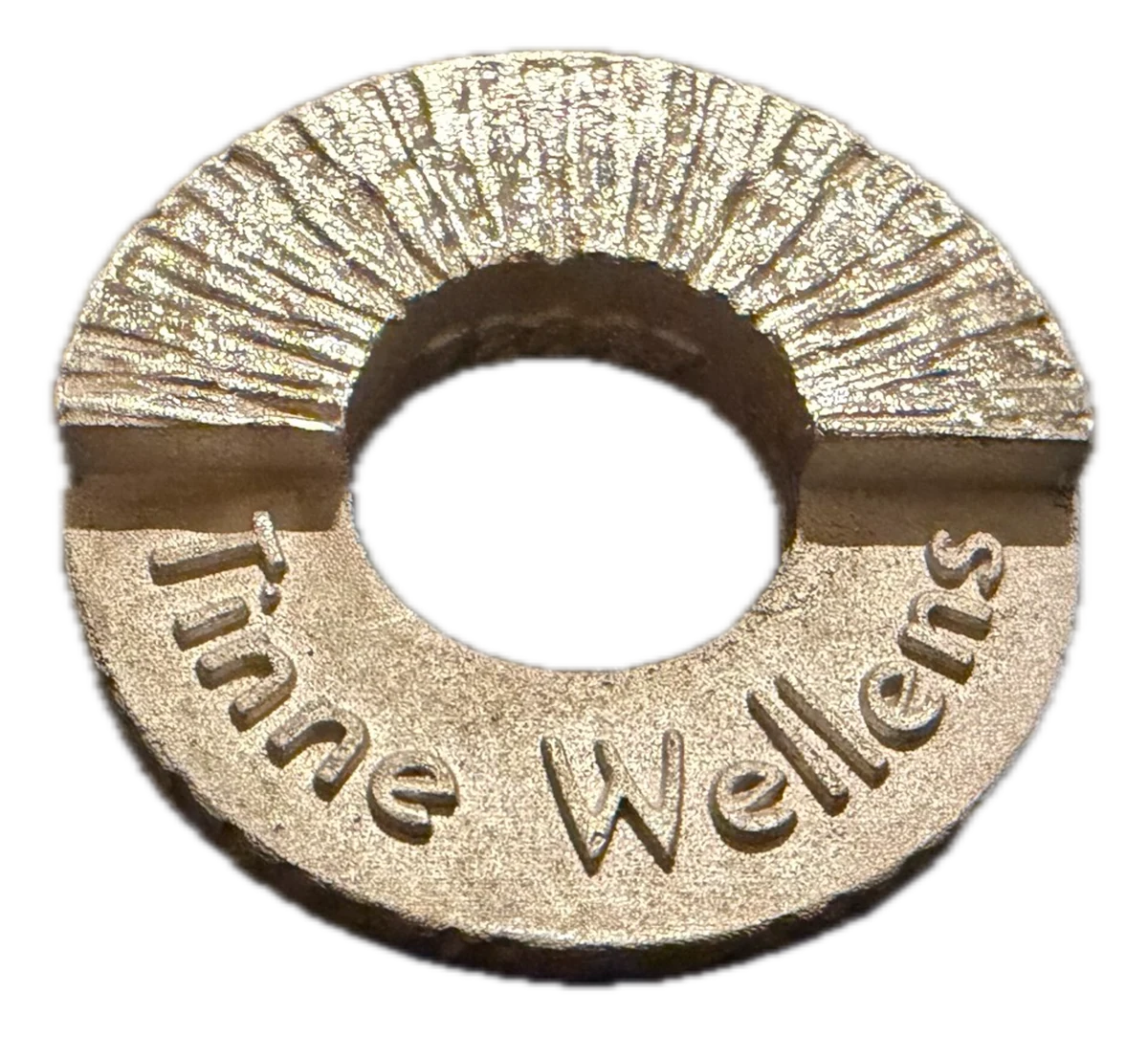 Gegoten golf marker met de naam Tinne Wellens